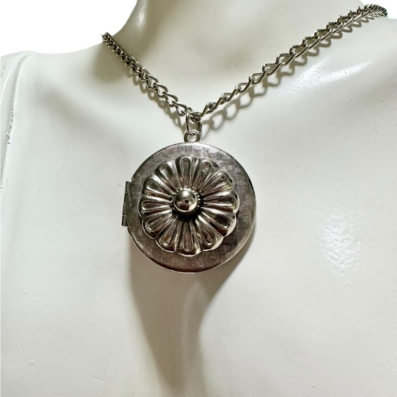 48-25 Preloved Vintage Sumerian Flower (The Flower of Life) Locket - Picture 3 of 4